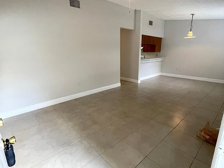 1916 Crystal Grove Dr — Photo 2