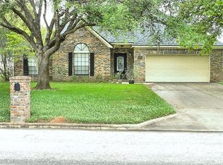 113 Briar Ridge Dr, Bellville, TX 77418