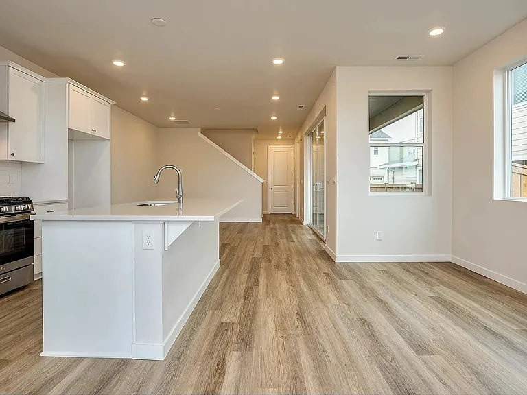 8266 SE Blanton — Photo 4