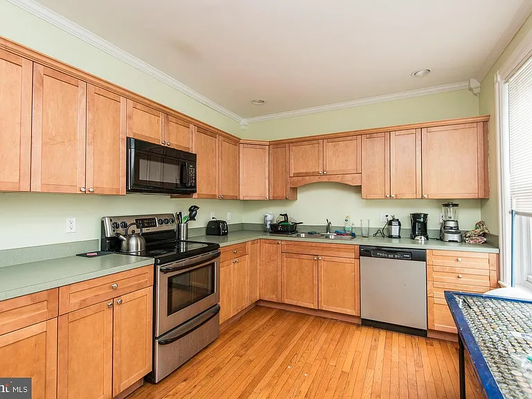 133 Dupont St — Photo 3