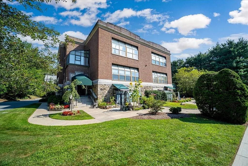 33 Roselle Avenue #L photo 1