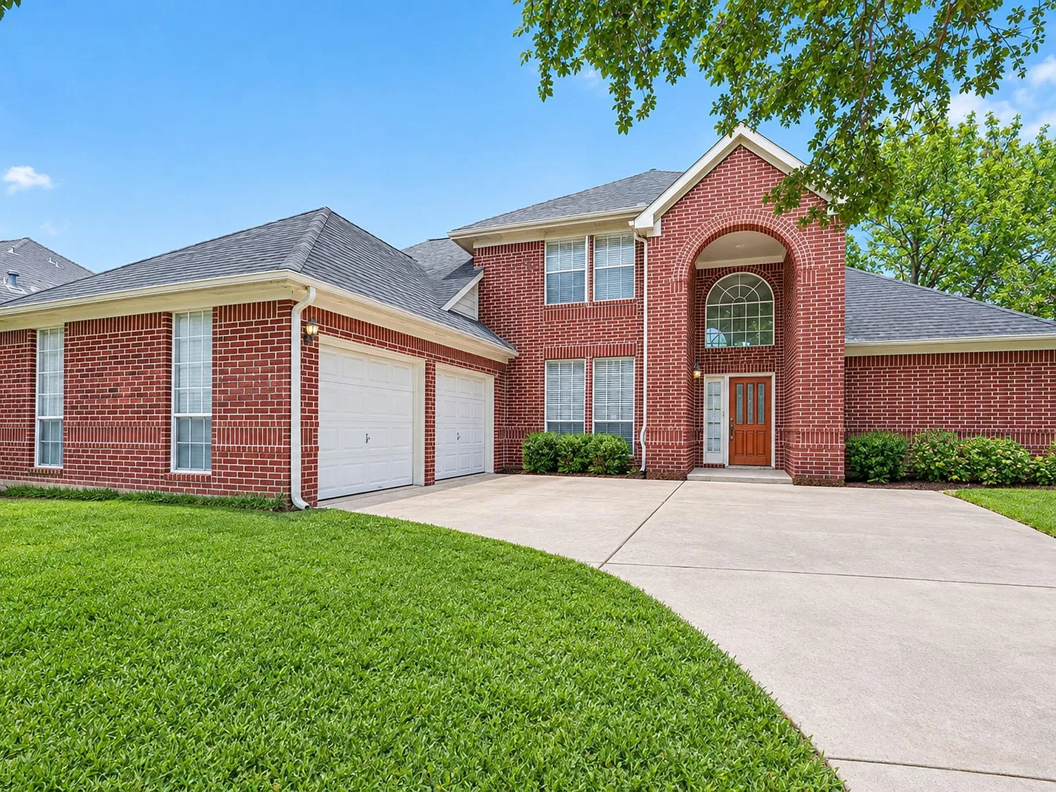 4 bed, 2.5 bath, 2545 sqft, $2,550 — Photo 1
