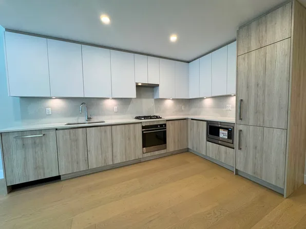 423 6th St, West Vancouver, BC