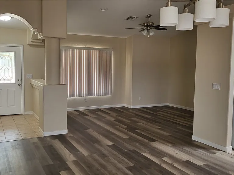 2105 E Crystal Dr — Photo 3