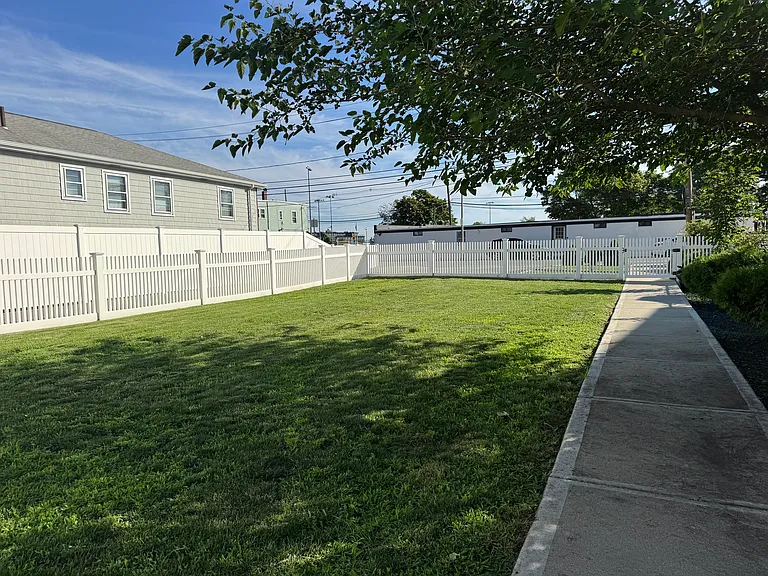 131 Ashley St — Photo 16