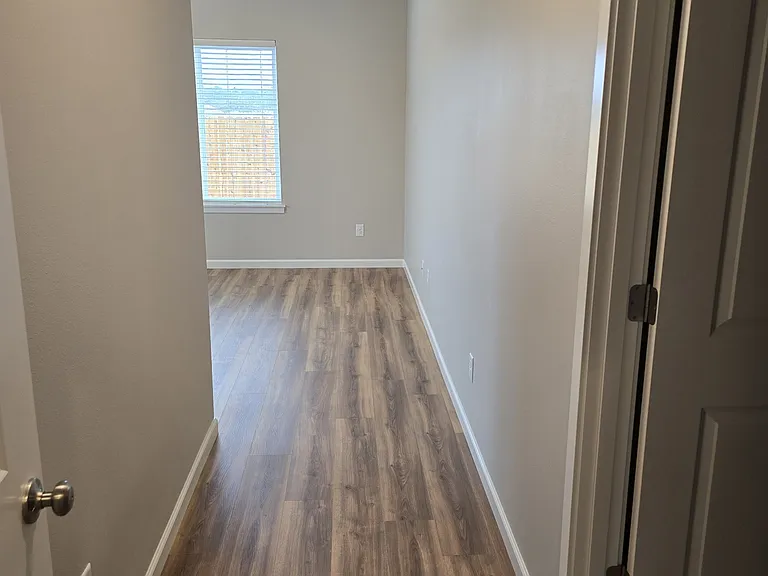 579 SW H St — Photo 25