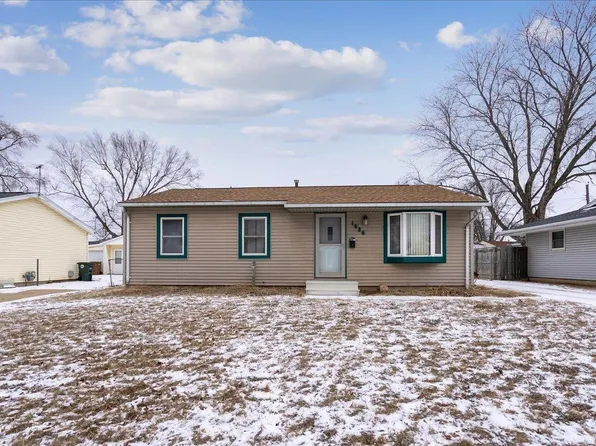 1626 Golden Valley Dr, Waterloo, IA 50703