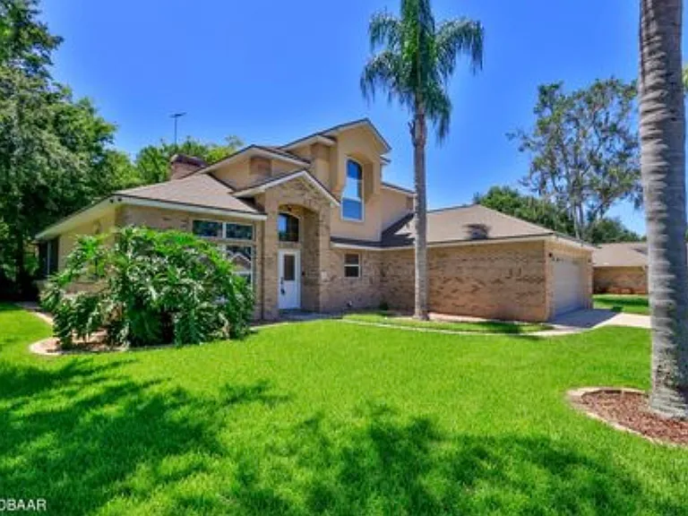3900 Oak Crest Cir — Photo 1