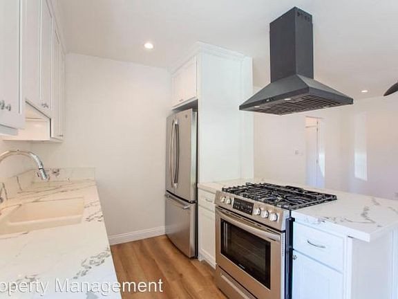 4th image of 11807 Courtleigh Dr Unit 8