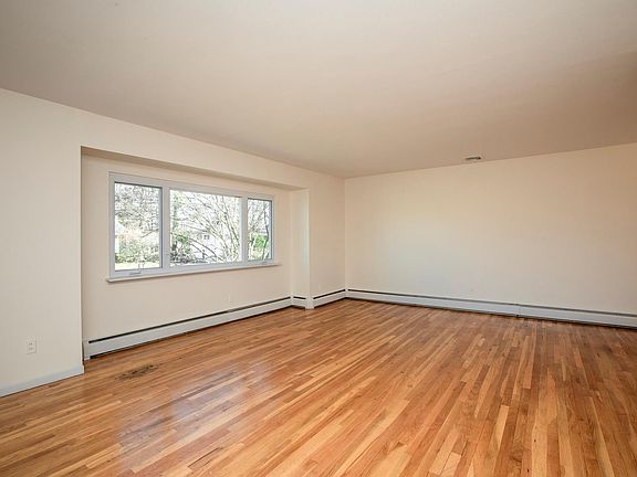 3rd image of 12 High Elms Ln