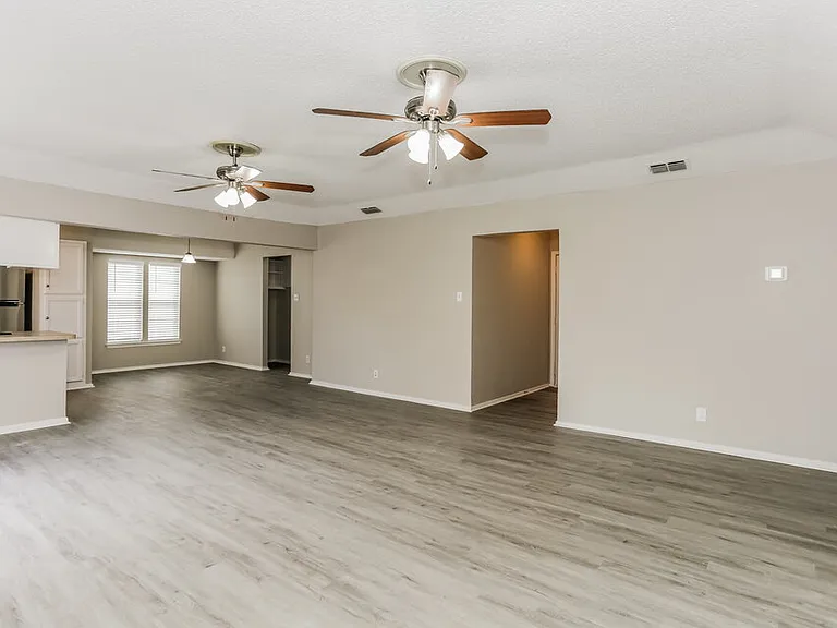 2727 Lucas Dr — Photo 5