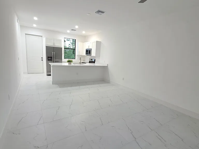 1200 W 12th St — Photo 13