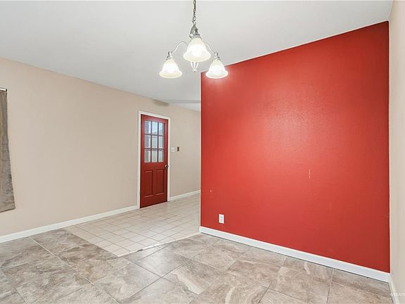 5th image of 509 W Champion St