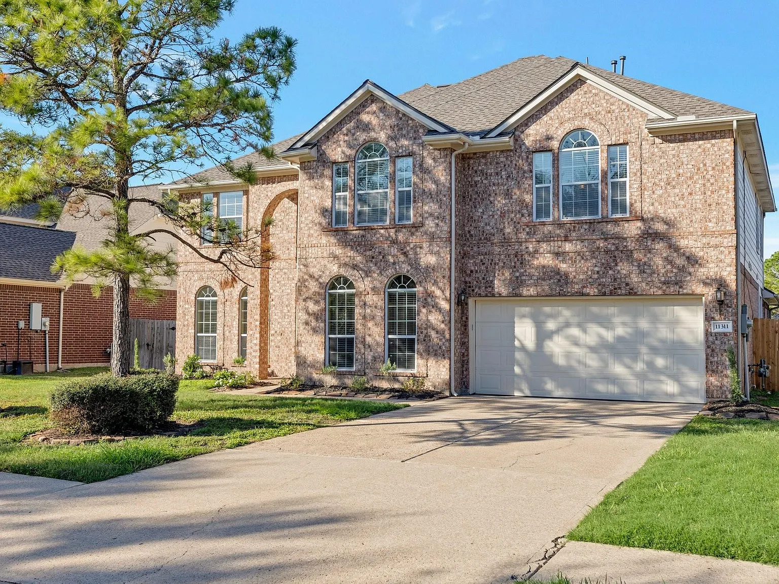 5 bed, 3.5 bath, 3950 sqft, $3,400 — Photo 3