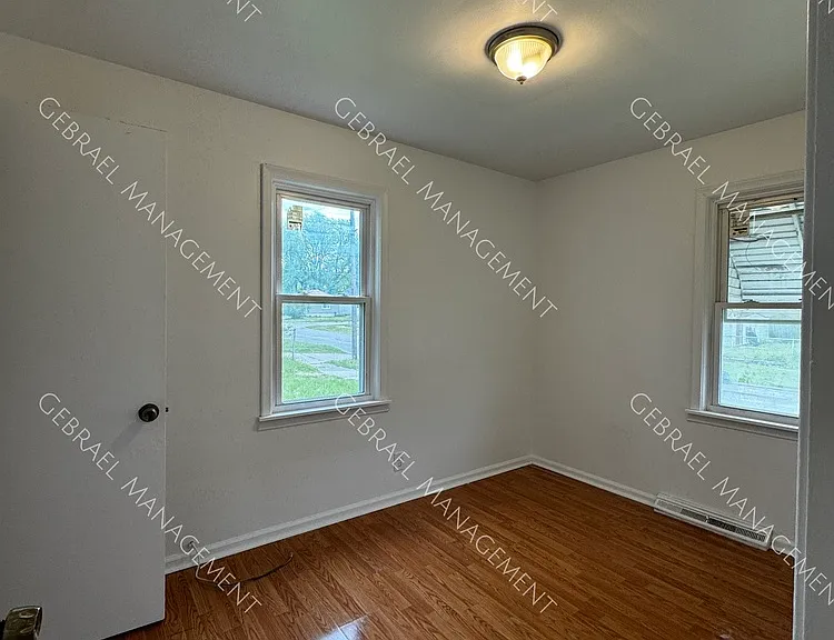 1221 Barney Ave — Photo 6