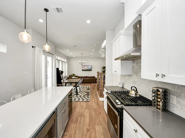 1223 W 16th St #B — Photo 15