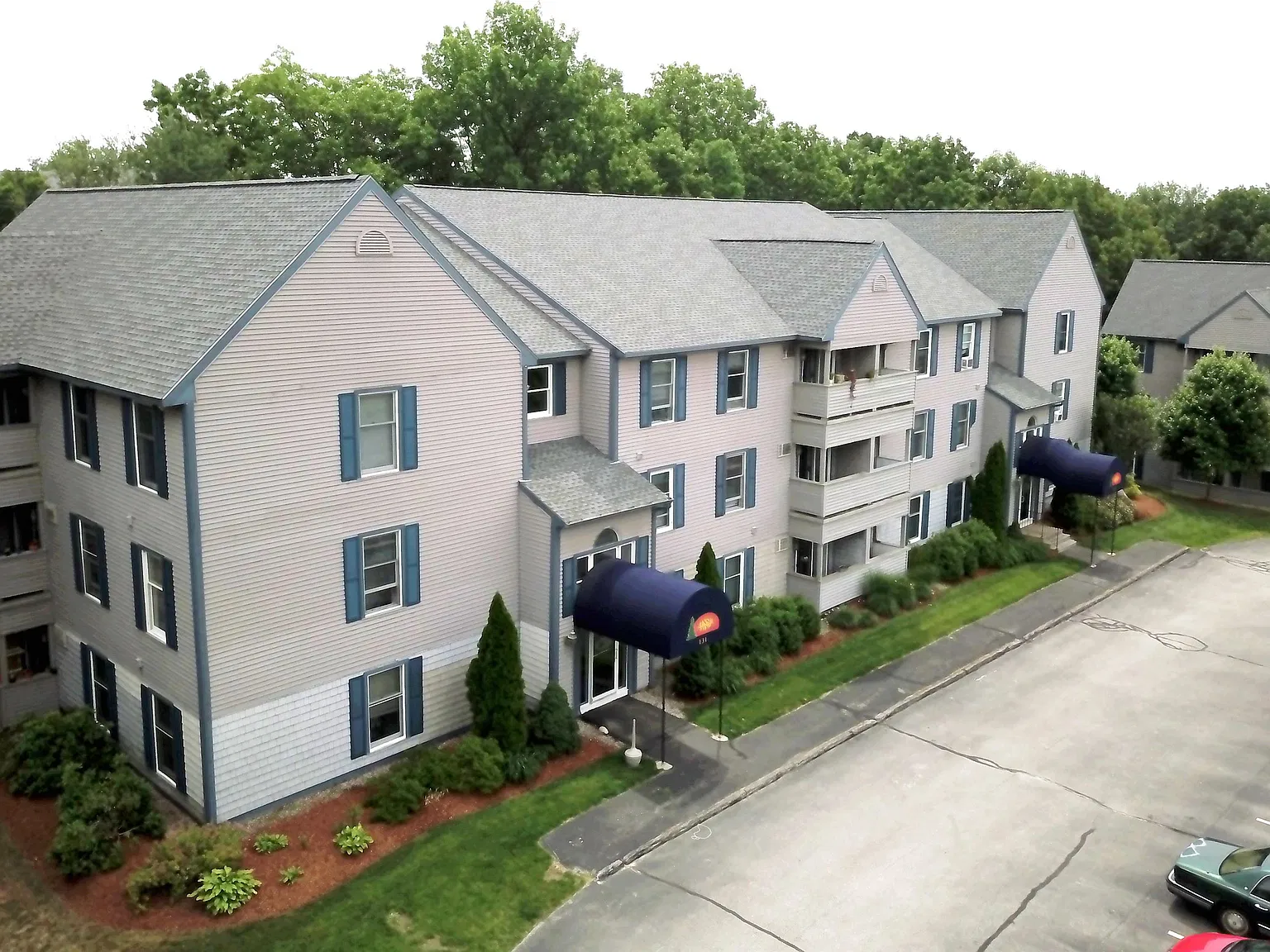 2 bed, 1.0 bath, 733 sqft, $1,905 — Photo 3