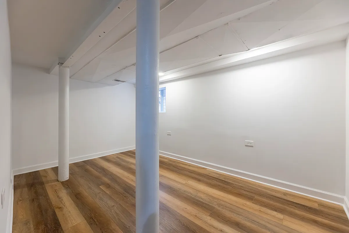 Building Photo - 6327 S Kenneth Ave #BASEMENT