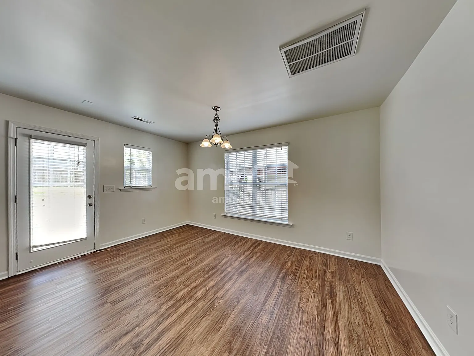 4 bed, 2.5 bath, 1576 sqft, $2,025 — Photo 4