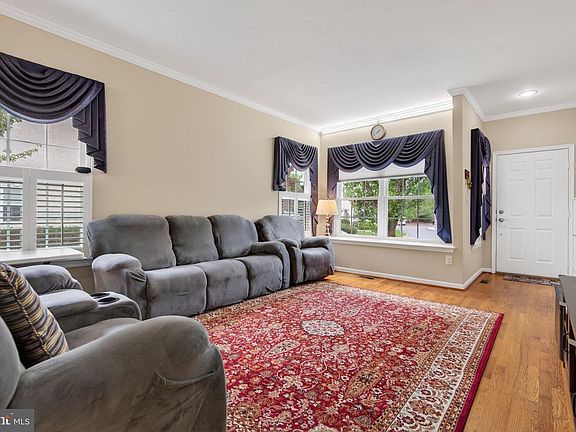 3rd image of 22 Versailles Blvd