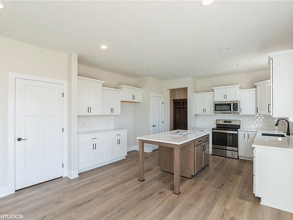 4th image of 2860 SE Moraine Ct