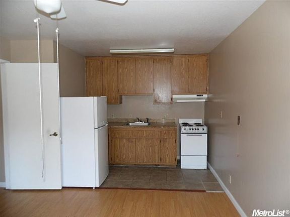 3rd image of 894 El Camino Ave APT 8