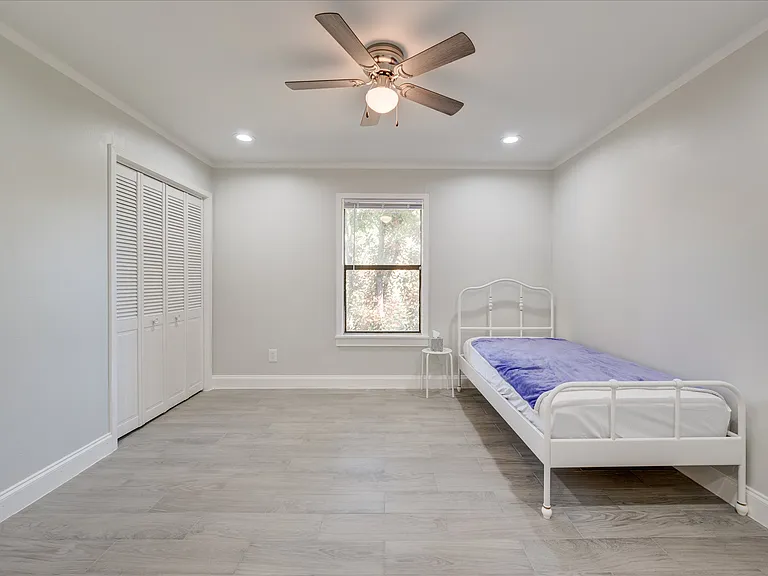 304 Oak Dr — Photo 8