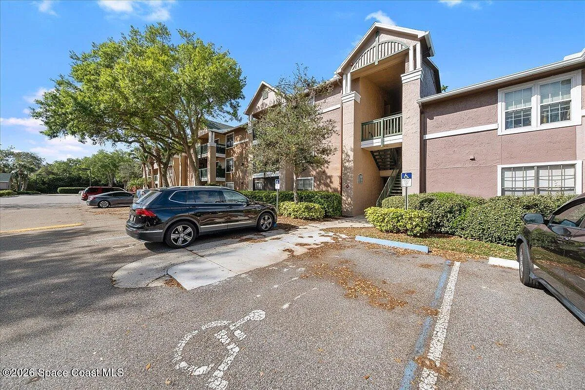 3 bed, 2.0 bath, 1256 sqft, $2,100 — Photo 1