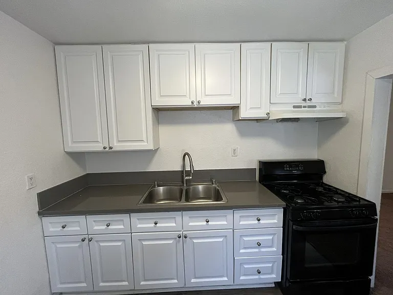 1044 Los Robles Blvd #B — Photo 16