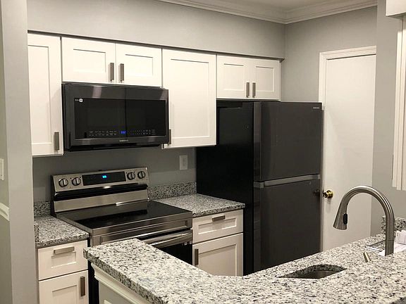4th image of 6923 Victoria Dr Unit D