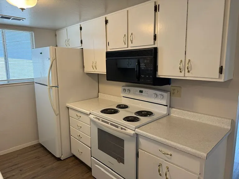 583 Bridge St — Photo 19