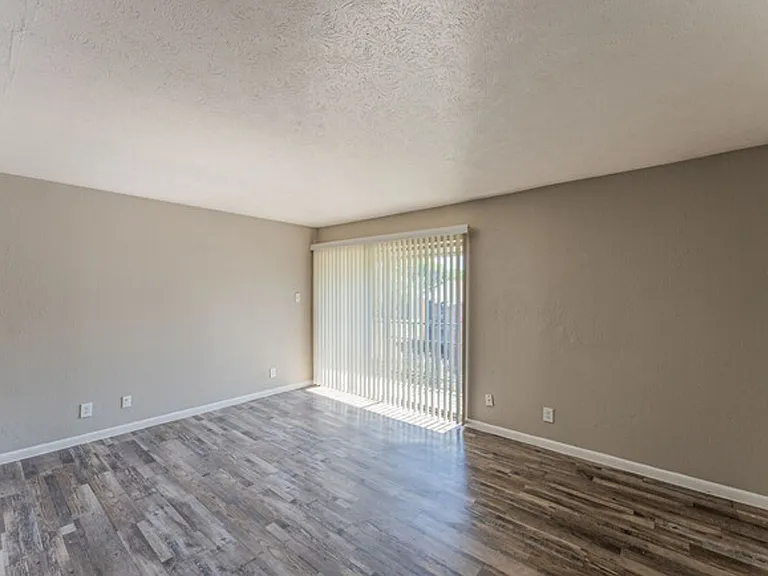 South Crest Apartments: All Bills Paid -Dazzling Dallas Apartments in Quiet Area! — Photo 22