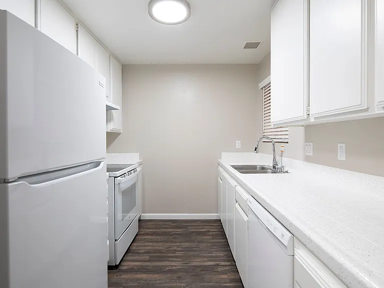 Madison Court Apartments — Photo 27