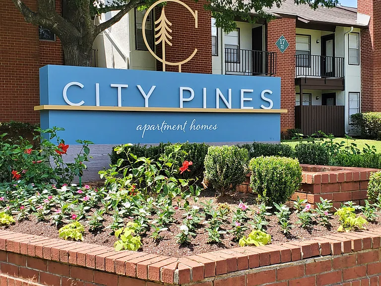 City Pines in Longview, Texas is Close to Eateries, Shopping and Local Live Entertainment.
