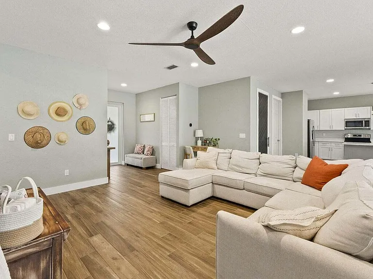 601 SW South Quick Cir #601 — Photo 4