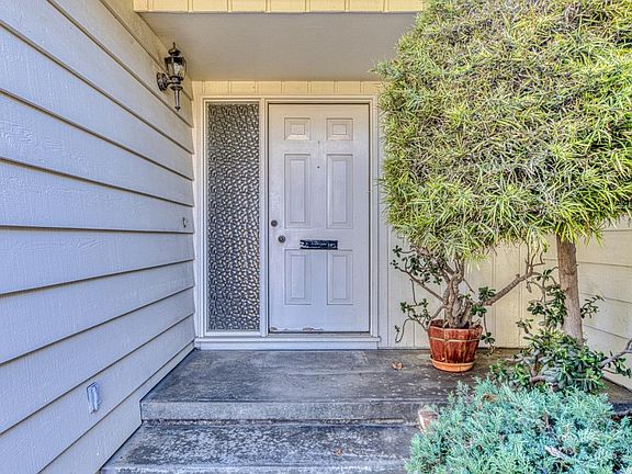3rd image of 1049 W Alisal St