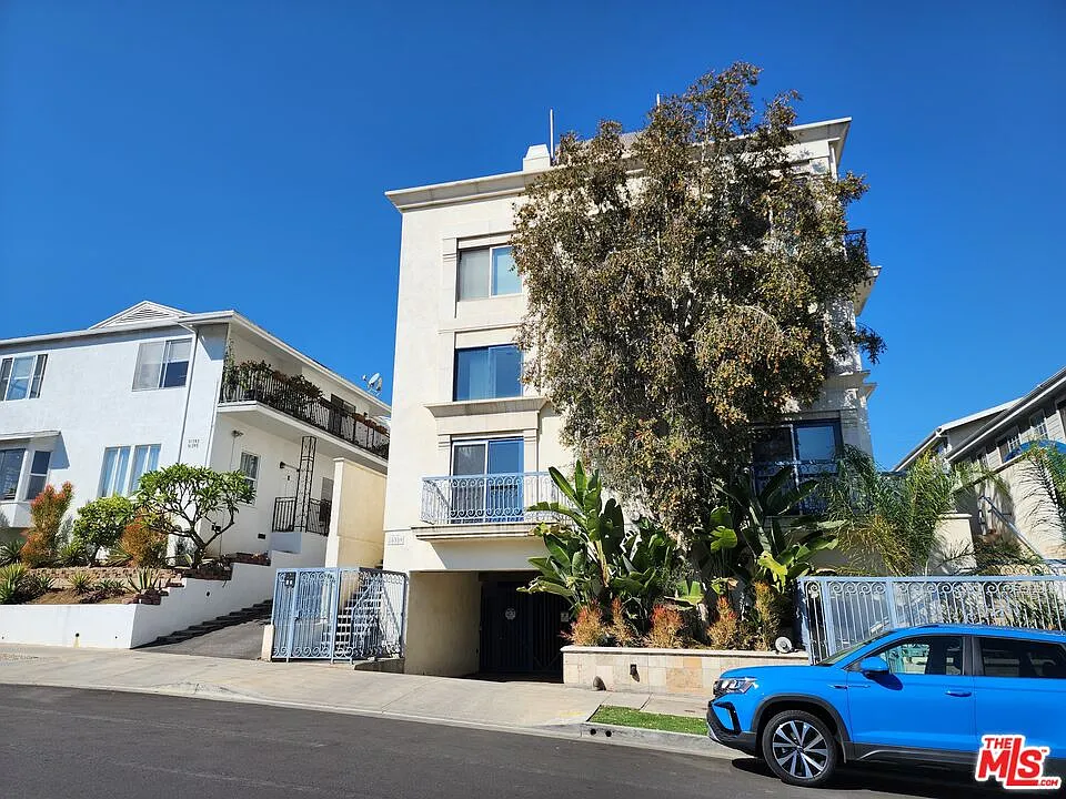 2 bed, 2.5 bath, 1800 sqft, $5,195 — Photo 1