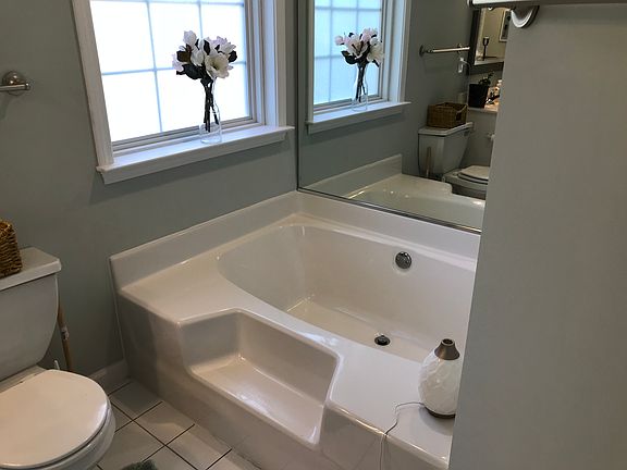 Master bath w/garden tub