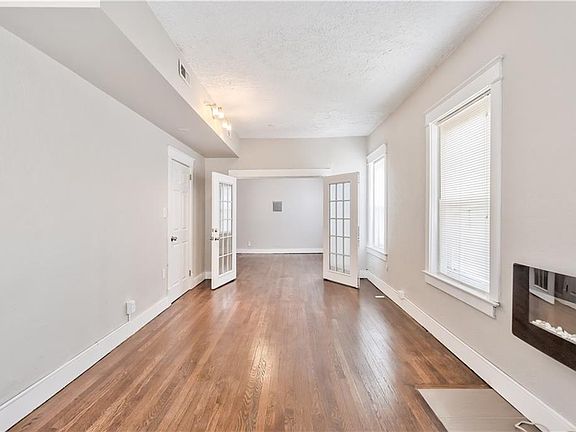 3rd image of 3209 Saint John Ave