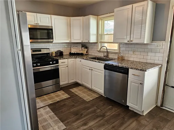 2351 E 40th Ct, Des Moines, IA 50317