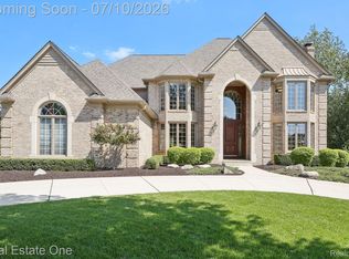 1642 Stony Creek Dr, Rochester, MI 48307