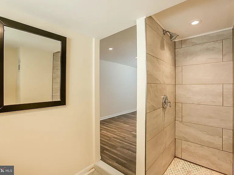 142 S Peach St — Photo 23