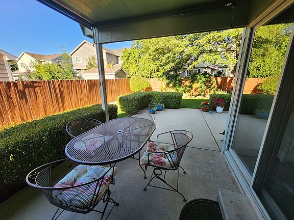 Covered patio w seating