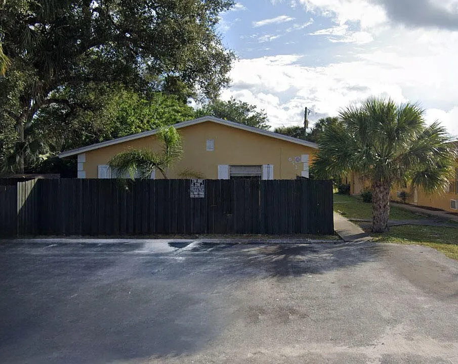 652 SW 16th Ave #3