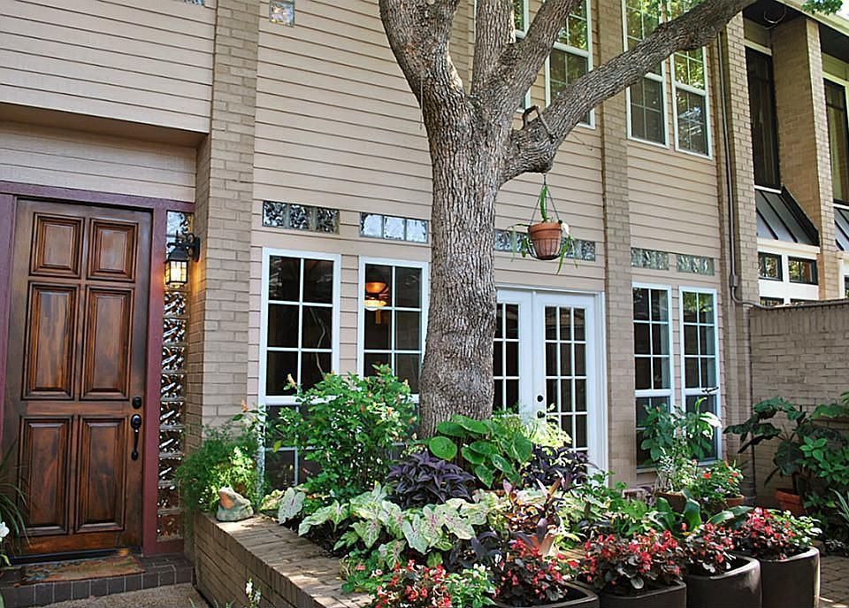 1st image of 202 Hyde Park Blvd