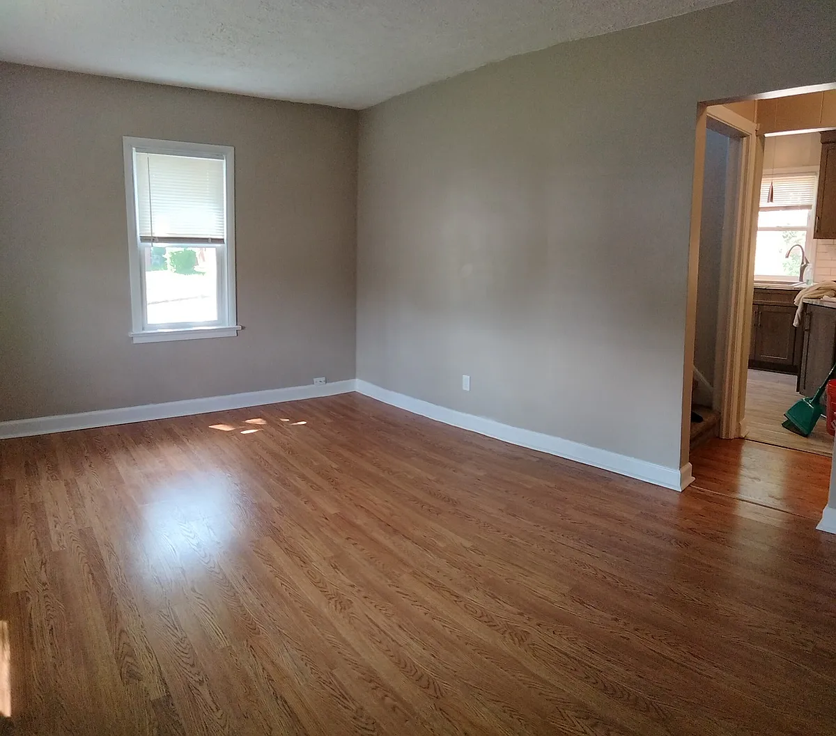 Living room - Robinson Ave