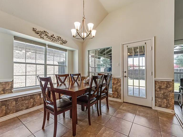 1706 Humbolt Dr — Photo 8