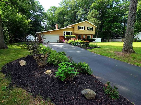 2nd image of 8 Aspen Ln