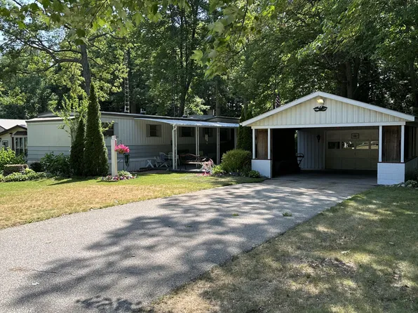 8417 Robinhood Dr, Montague, MI 49437