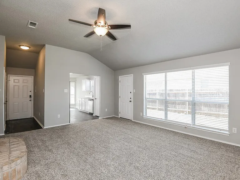1121 Sandalwood Dr — Photo 4